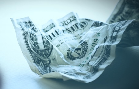 El dólar se debilita ante convulsión de los mercados
