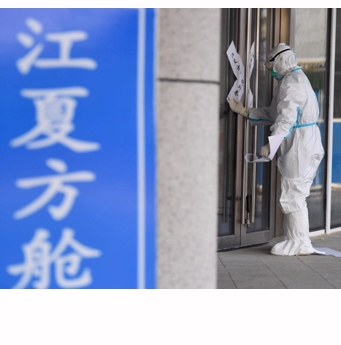 WUHAN (Xinhua) -- Imagen del 10 de marzo de 2020 de un trabajador sellando una puerta del hospital temporal Jiangxia, en Wuhan, provincia de Hubei, en el centro de China. Los dos últimos hospitales temporales que permanecían activos en Wuhan, capital de la provincia central china de Hubei y epicentro del brote de coronavirus, fueron cerrados el martes, marcando la clausura de todos los 16 hospitales que fueron acondicionados en la ciudad para hacer frente a la emergencia. (Xinhua/Chen Yehua) (jg) (vf)