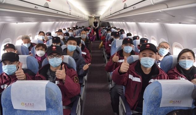 CHENGDU, 21 febrero, 2020 (Xinhua) -- Empleados médicos a bordo de un avión posan previo a partir hacia la provincia de Hubei, en el Aeropuerto Internacional Shuangliu de Chengdu, en Chengdu, en la provincia de Sichuan, en el centro de China, el 21 de febrero de 2020. Los cuatro aviones ARJ21 fabricados en China y un avión Airbus con 231 empleados de la salud y suministros médicos, volaron a Hubei el viernes para ayudar en la lucha contra el nuevo coronavirus. (Xinhua/Liu Kun)