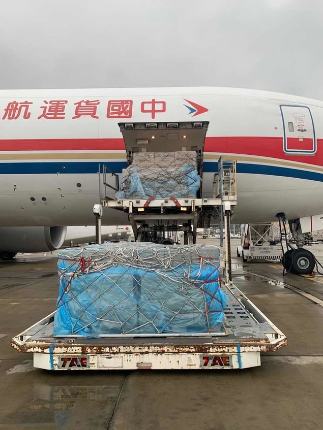 El primer paquete de donaciones de China a España llegó el 17 de marzo al Aeropuerto de Zaragoza. La ayuda está constituida en 500 mil mascarillas y es proporcionada por la Fundación Jack Ma y la Fundación Alibaba, y será recibida por el Ministerio de Sanidad de España.