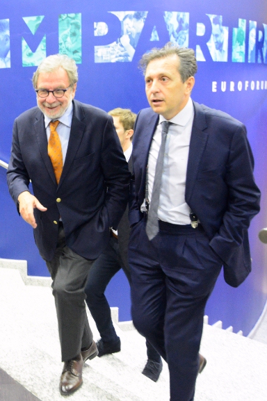 Juan Luis Cebrián (izq.), y el abogado Javier Cremades, artífice de los éxitos consagrados por el gran bufete que constituye hoy el equipo jurídico y humano de Cremades & Clavo-Sotelo, uno de los más prestigiosos de España.