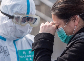 WUHAN (Xinhua) -- Una paciente curada de coronavirus llora de alegria antes de salir del hospital temporal Wuchang, en Wuhan, provincia de Hubei, en el centro de China, el 10 de marzo de 2020. El grupo final de 49 pacientes salió del hospital temporal Wuchang a las 3:30 de la tarde el martes. Los últimos dos hospitales temporales en Wuhan, el epicentro del brote de coronavirus en la provincia de Hubei, en el centro de China, fueron cerrados el martes, marcando el cierre de los 16 hospitales temporales en la ciudad. (Xinhua/Xiao Yijiu)