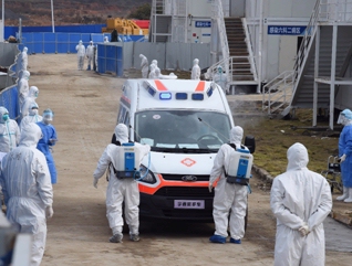 WUHAN, 8 febrero, 2020 (Xinhua) -- Trabajadores médicos desinfectan una ambulancia que traslada pacientes infectados con el nuevo coronavirus en el Hospital Huoshenshan (Montaña del Dios del Fuego) en Wuhan, provincia de Hubei, en el centro de China, el 8 de febrero de 2020. Más de 200 pacientes infectados con el nuevo coronavirus fueron trasladados el sábado al Hospital Huoshenshan (Montaña del Dios del Fuego), un hospital de 1,000 construido en 10 días en Wuhan, el epicentro del brote del virus en China. (Xinhua/Li Yun)