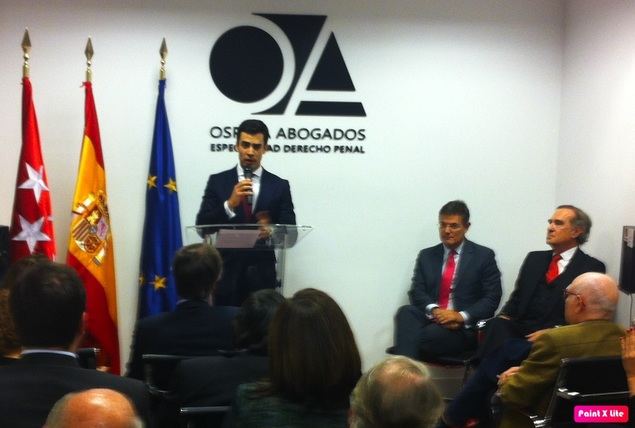 De pie, el abogado Juango Ospina. Sentados, de izquierda a derecha, el exministro de Justicia Rafael Catalá, y a su lado el decano del ICAM, José María Alonso.
