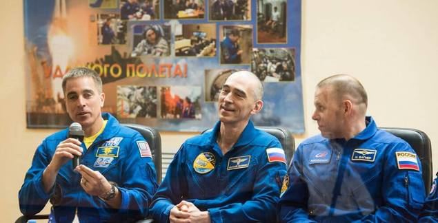 Los astronautas de Roscosmos Anatoly Ivanishin e Ivan Vagner y su colega de la NASA, Christopher Cassidy.
