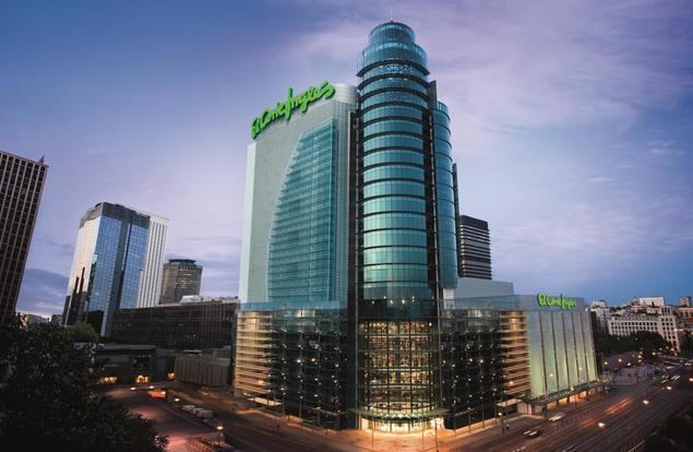El Corte Inglés reconvierte su taller de costura de Madrid para confeccionar mascarillas de protección