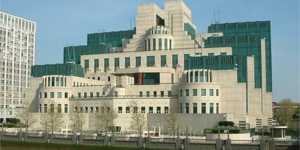 Edificio de los servicios secretos británicos, al borde del Támesis.