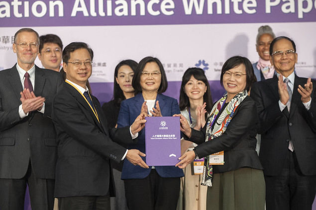 La presidenta Tsai Ing-wen (centro) posa junto a algunos de los dignatarios que participaron en la presentación del libro blanco de la Alianza para la Circulación de Talento. (Foto cortesía de la Presidencia)