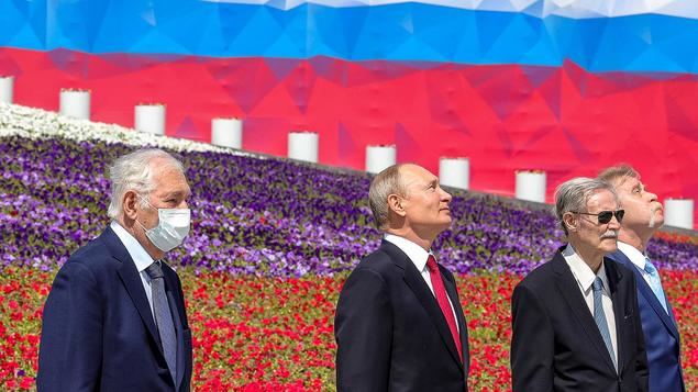Putin reaparece en un evento público tras dos meses de trabajo a distancia