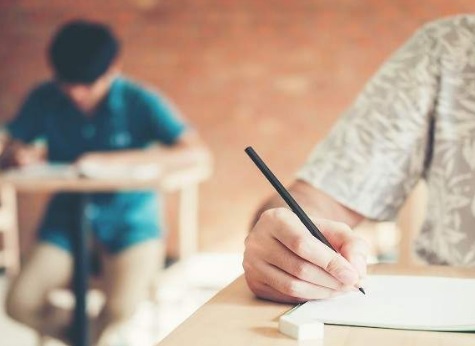 Acade considera discriminatorio la supresión de las becas de bachillerato a los alunnos de colegios privados