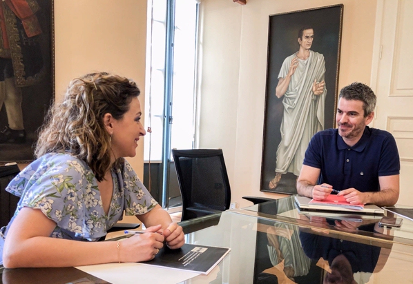 La responsable del Observatorio de Derechos Humanos, Sara Carreño, y el gerente del Instituto de Estudios Riojanos, Diego Iturriaga. (Gobierno de la Rioja).
