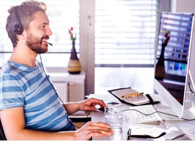 El teletrabajo aumenta la demanda de las webcams y los headsets