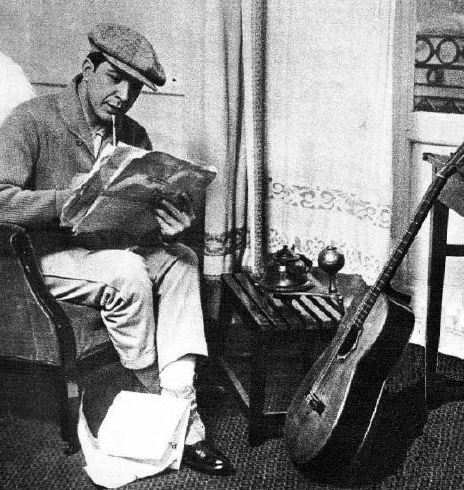 Carlos Gardel en un hotel durante uno de sus viajes a España. Fotografía incluida en la obra ganadora del I Premio Internacional Cuadernos del Laberinto de Historia, Biografía y Memorias.