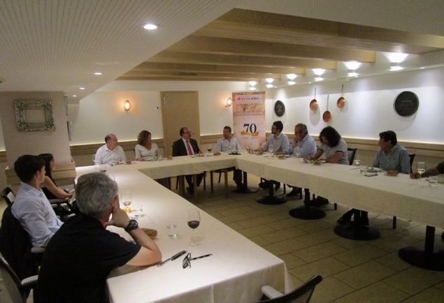 Reunión de trabajo del equipo de corresponsales y colaboradores de 'El Mundo Financiero'. En la mesa presidencial, de izquierda a derecha, el subdirector del diario y corresponsal en Barcelona, Edward Martin, la responsable de publicidad en Cataluña y Área Metropolitana de Barcelona, Silvia Nicolau, el director José Luis Barceló y el periodista Alfonso Merlos. 