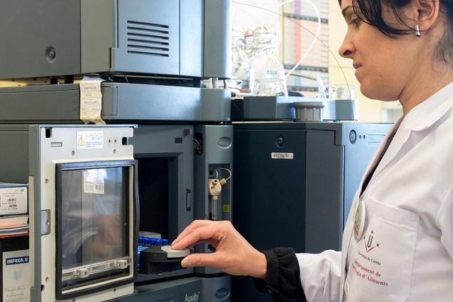 Una investigadora en el laboratorio de tecnología de alimentos de la UdL