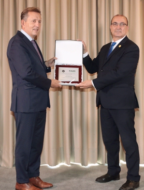 El abogado Javier Cremades, recogiendo el premiode manos del presidente de AIF, Jordi Paniello.