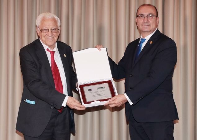 El Padre Ángel, fundador de la ONG Mensajeros de la Paz, recoge el Premio Expofinancial'2020 de manos del presidente de AIF, Jordi Paniello.