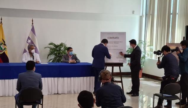 El presidente Lenín Moreno observa la firma del acuerdo entre el ministro Martínez y el representante de Herdoiza Crespo, Javier Freire.ALFONSO ALBÁN / EXPRESO.