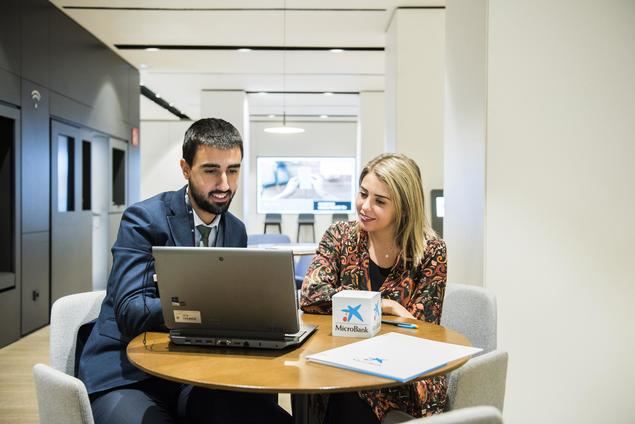 Gestión de microcréditos en una oficina de CaixaBank.