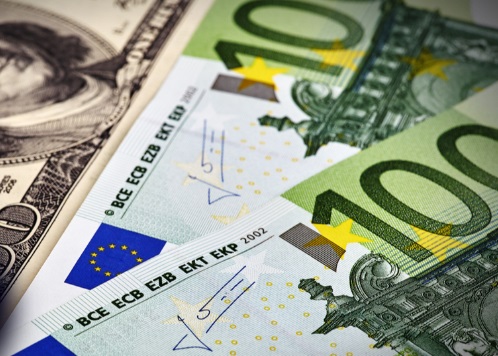 El euro extiende el rally frente al dólar a máximos de treinta y dos meses