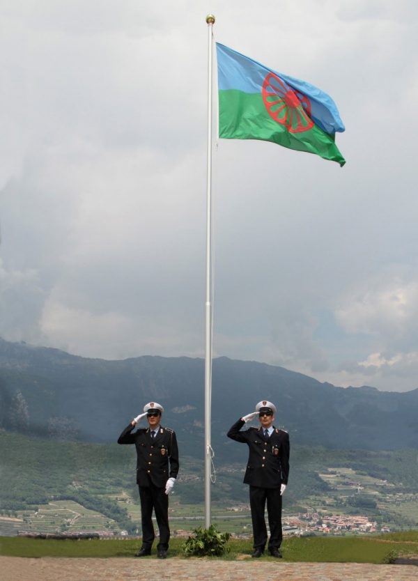 El Cuerpo de Carabinieri rindiendo honor a la bandera gitana.