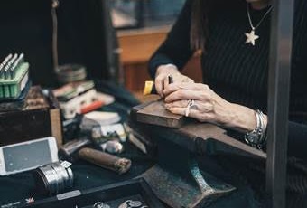 Los artesanos emprenden online ante la falta de mercadillos de Navidad
