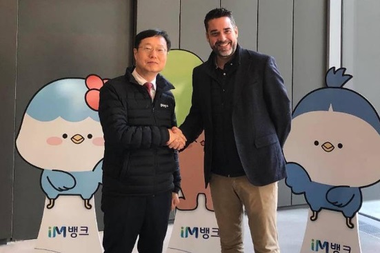 Soong-In Lee, vicepresidente ejecutivo de Daegu Bank, junto a Javier Mira, CEO de FacePhi