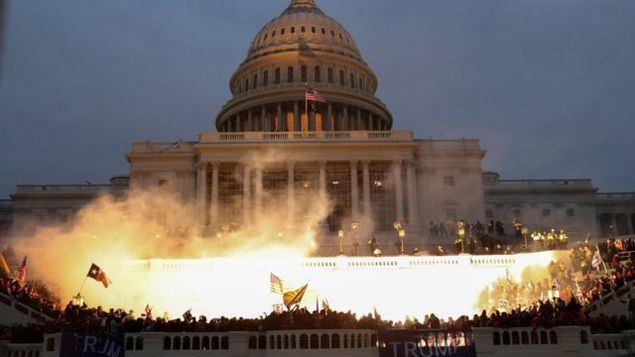 El caos en el Capitolio de EE.UU. - La segunda vuelta de Georgia le da a Joe Biden la mayoría en el Congreso