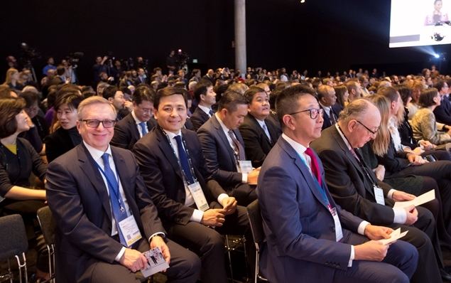 Alcalde de Nur-Sultán, Altay Kulginov, y el Embajador de Kazajstán en España, Konstantin Zhigalov, durante la celebración de Mobile World Congress en Barcelona en noviembre de 2019.