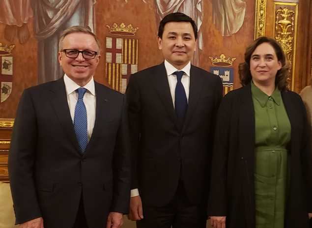 La Alcaldesa de Barcelona, Ada Colau, recibe al Alcalde de Nur-Sultán, Altay Kulginov, y al Embajador de Kazajstán en España, Konstantin Zhigalov, en la sede del Ayuntamiento de la capital catalana.