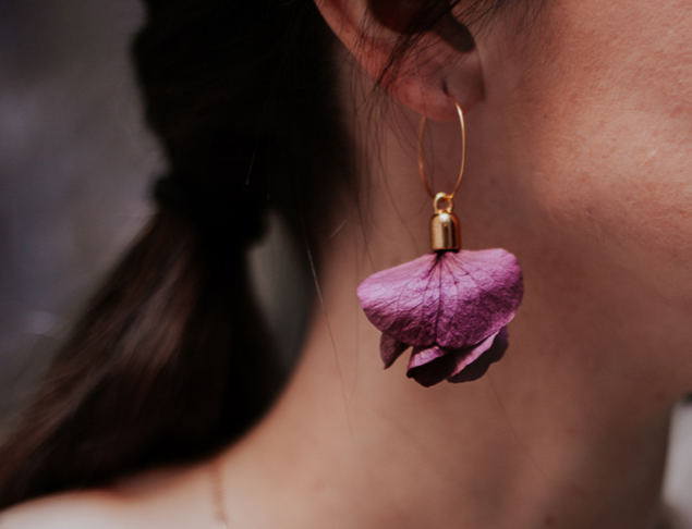 Loa Bijoux trae de vuelta flores preservadas en sus complementos