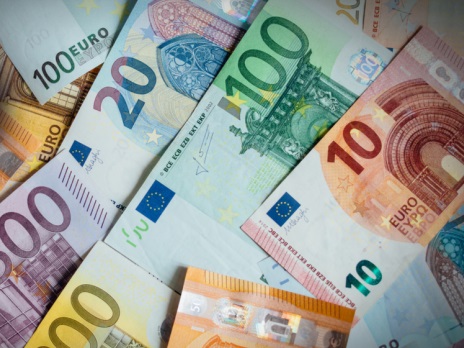 La UE indica que el 70% de los adultos estará vacunado este verano, dando impulso a la moneda única