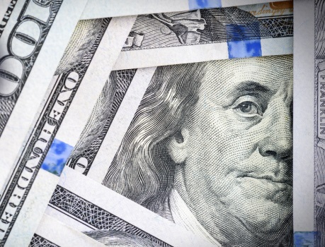 El dólar opera con tono mixto ante las escasas señales de inflación