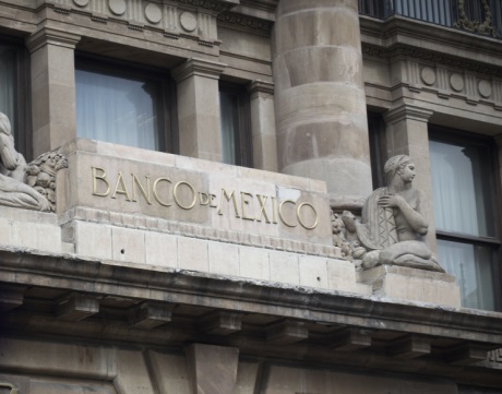 Banxico recorta los tipos en línea con el pronóstico de los expertos, pero el voto unánime de la Junta sorprende