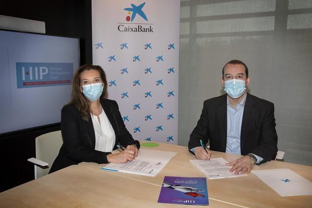 Ana Díez Fontana, directora ejecutiva de Negocios y Emprendedores de CaixaBank, y Albert Planas, CEO de Nebext, empresa organizadora del HIP, durante la firma del acuerdo de participación de la entidad como banco oficial del salón.