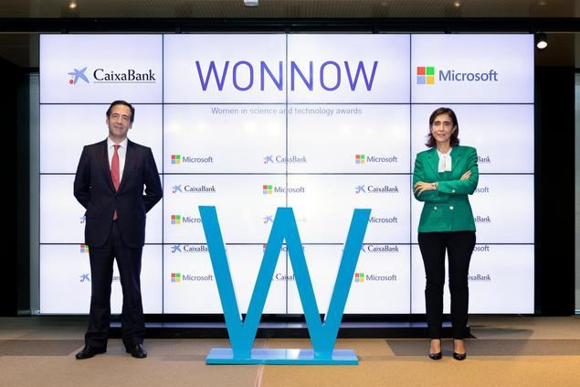 Gonzalo Gortázar, consejero delegado de CaixaBank, y Pilar López, presidenta de Microsoft España.