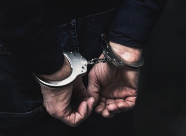 Un año de pandemia y 12.000 detenciones policiales: ¿qué derechos tienen las personas detenidas?