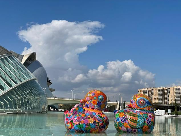 El artista taiwanés Hung Yi exhibe con gran éxito su “galaxia” de animales en la Ciudad de las Artes y las Ciencias de Valencia