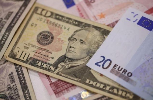El euro se mantiene cercano a los mínimos de cinco meses frente al dólar