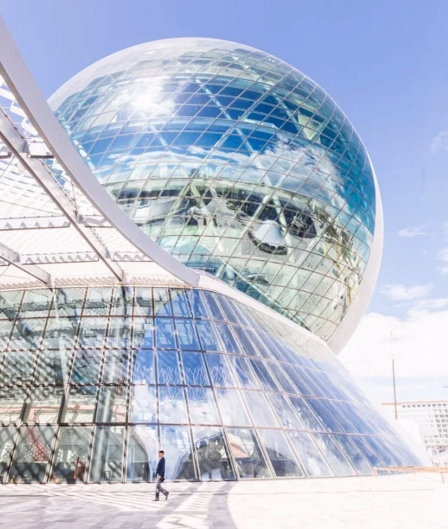 Sede del Centro Financiero Internacional “Astana”, donde trabajan más de 700 empresas internacionales.