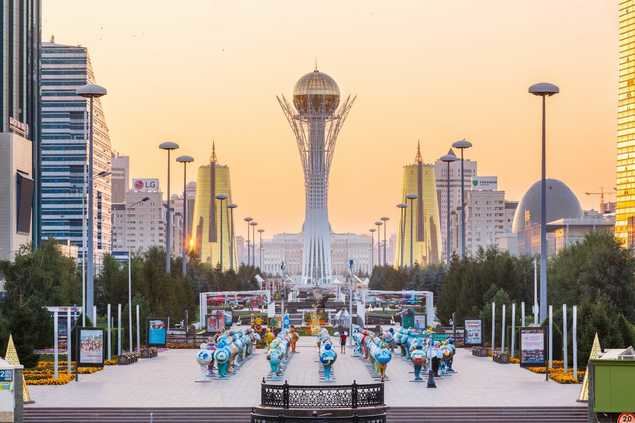 El monumento “Bayterek”, símbolo de la Independencia de Kazajstán ubicado en el centro de su capital, Nur-Sultán.