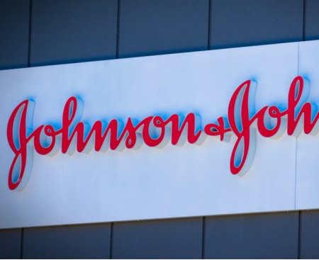 El dólar continúa cayendo mientras los inversores esperan el veredicto de la vacuna de J&J