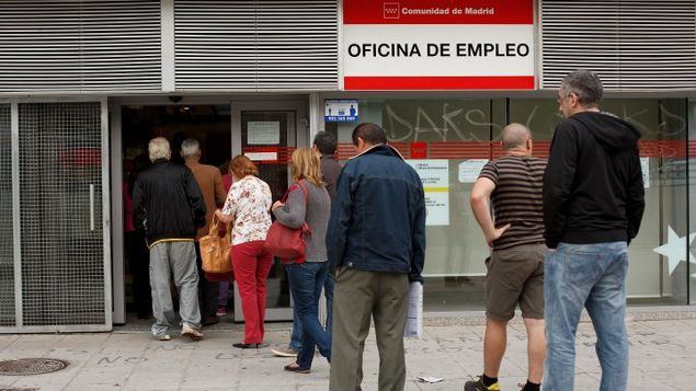 El paro desciende en el mes de marzo a pesar de la oleada de EREs