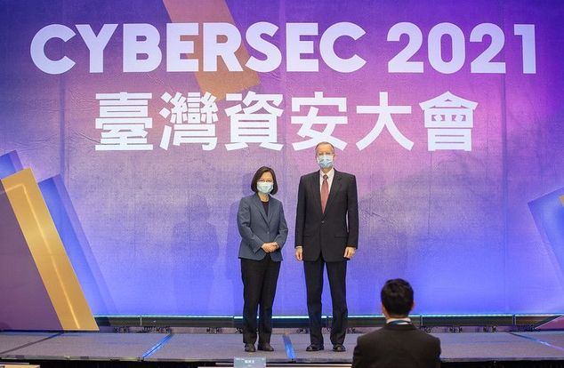 El director del AIT, Brent Christensen, se une a la presidenta Tsai Ing-wen (izquierda) durante la inauguración de CYBERSEC 2021 el 4 de mayo en la ciudad de Taipei. (Foto cortesía de la Presidencia)