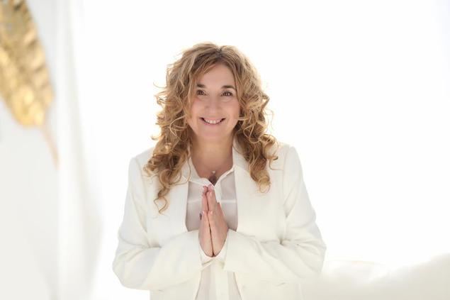 El sexto libro de Maite Bayona arroja luz sobre la vida más allá de las emociones