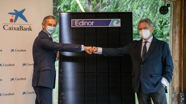 Juan Pedro Badiola y Emiliano López Atxurra, después de la firma del acuerdo.
