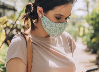 ¿Debemos ponernos crema solar debajo de la mascarilla?