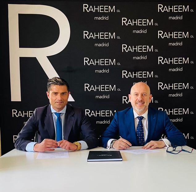 A la derecha, José Tapias, Presidente del Club Raheem, junto a Alfonso Merlos, Presidente del Grupo El Mundo Financiero. 