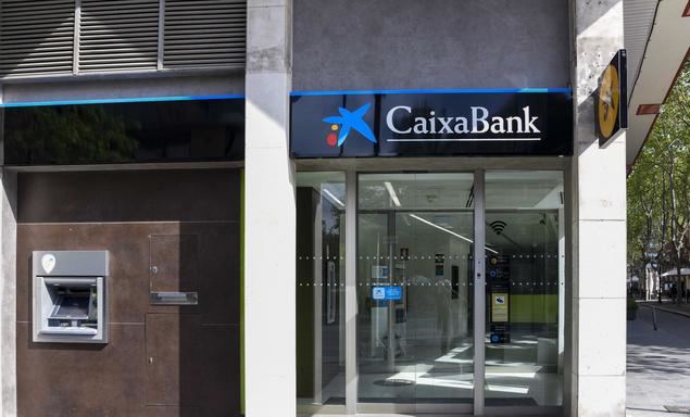 Oficina con el cambio de imagen a CaixaBank.