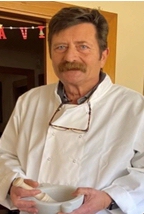 Habitas con cebolleta y puntillas de calamar